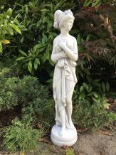 Steinstatue einer erotisch gekleideten Dame, weiß, Gartenstatue